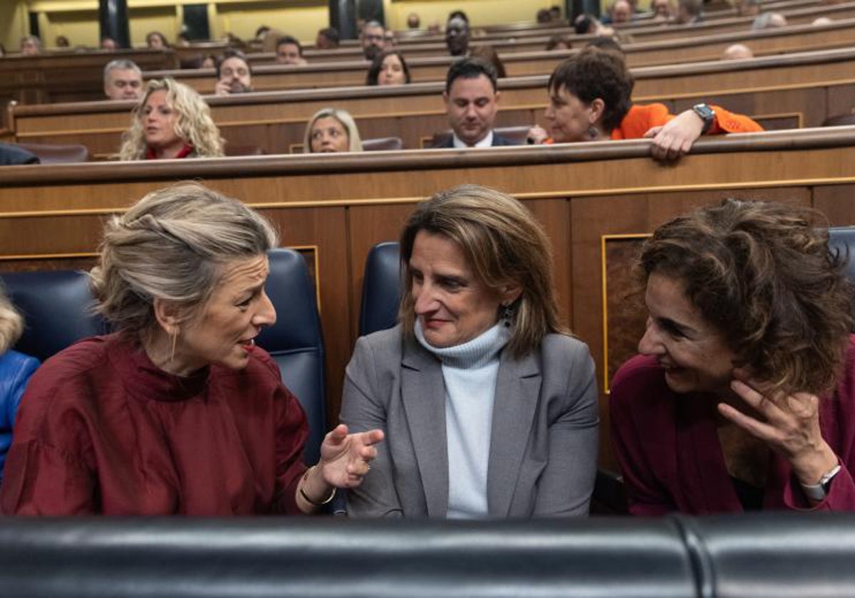 La vicepresidenta segunda y ministra de Trabajo, Yolanda Díaz; la vicepresidenta tercera y ministra de Transición Ecológica y el Reto Demográfico, Teresa Ribera y la vicepresidenta cuarta y ministra de Hacienda y Función Pública, María Jesús Montero, durante un pleno en el Congreso