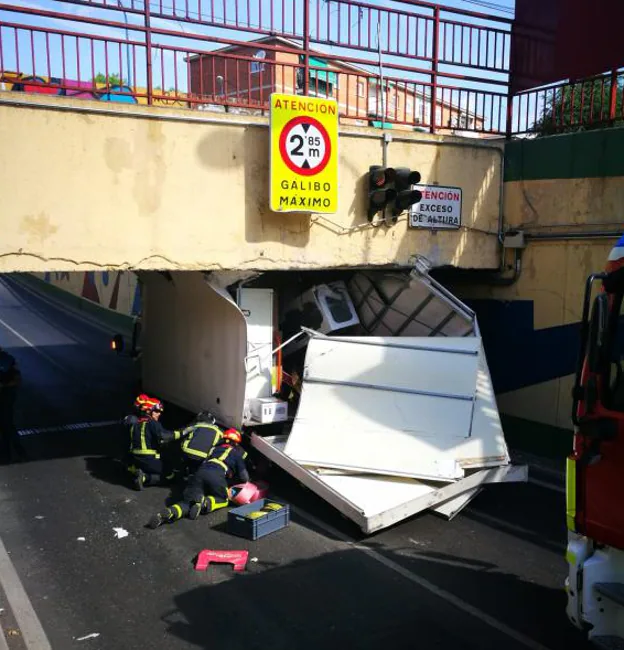 Un camión atrancado tras intentar cruzar el puente de San Nicasio