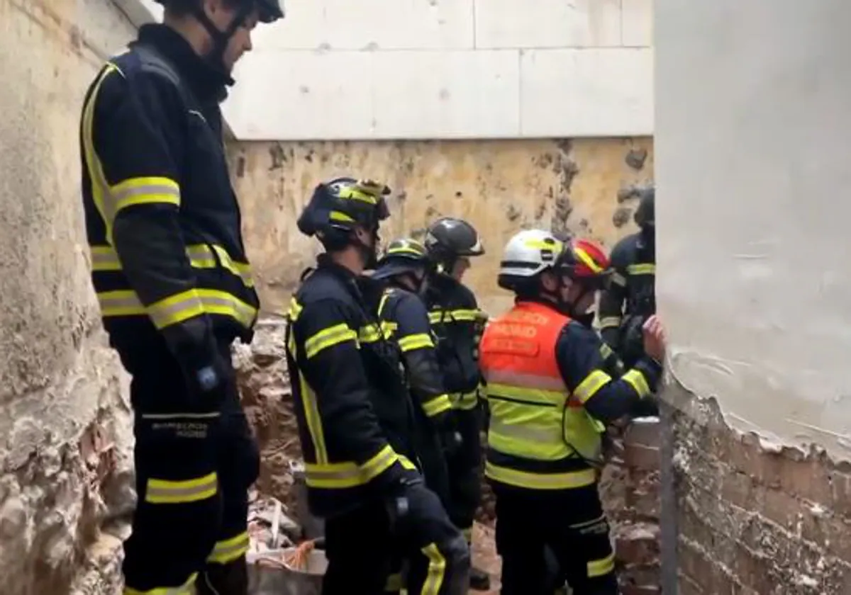 Los bomberos trabajan en el lugar del siniestro