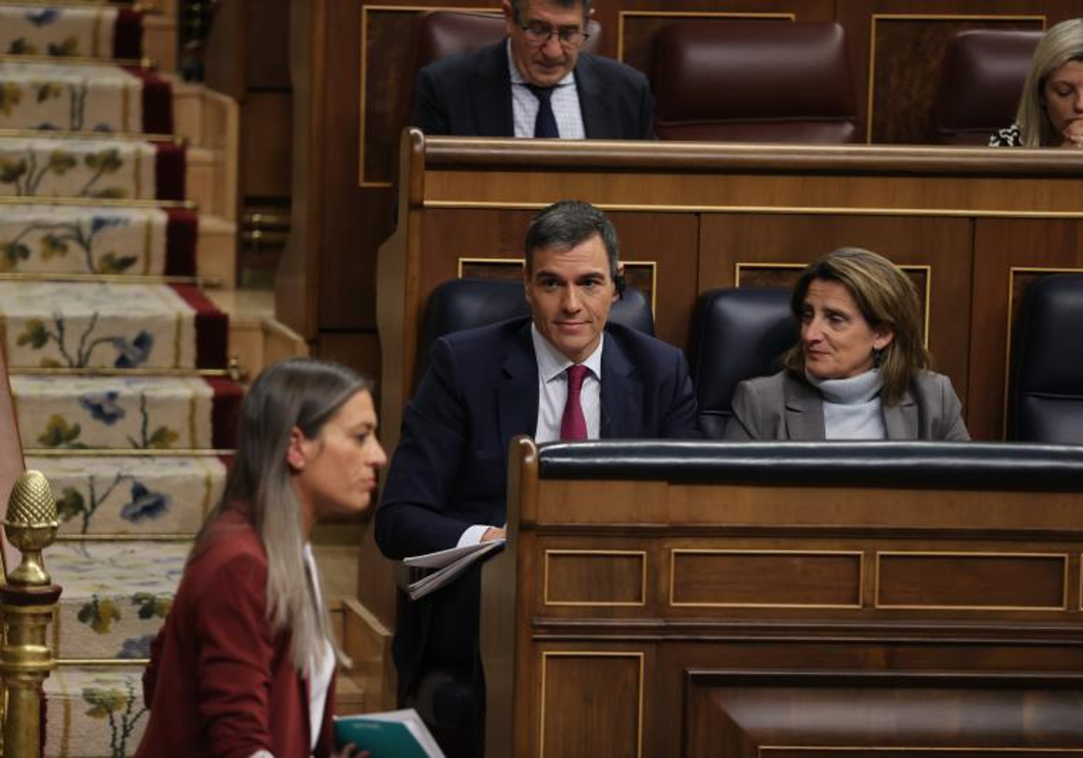 Míriam Nogueras, en el Congreso, pasa por delante de Pedro Sánchez, sentado en su escaño, el 20 de diciembre