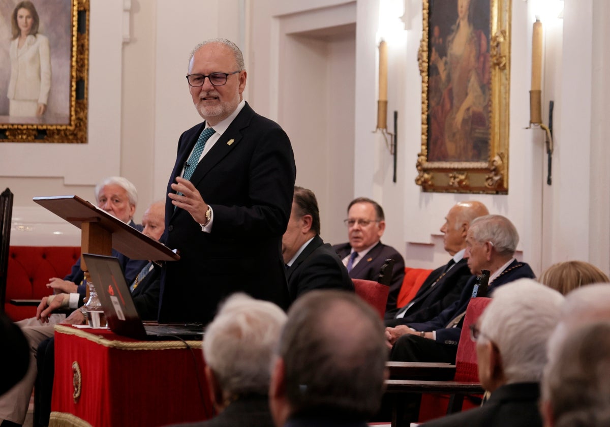 Miguel Ángel Guzmán en una sesión reciente de la Academia de Medicina de Sevilla