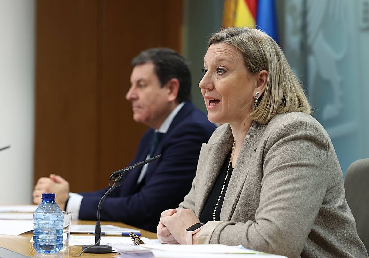 Carlos Fernández Carriedo e Isabel Blanco, tras la reunión del Consejo de Gobierno