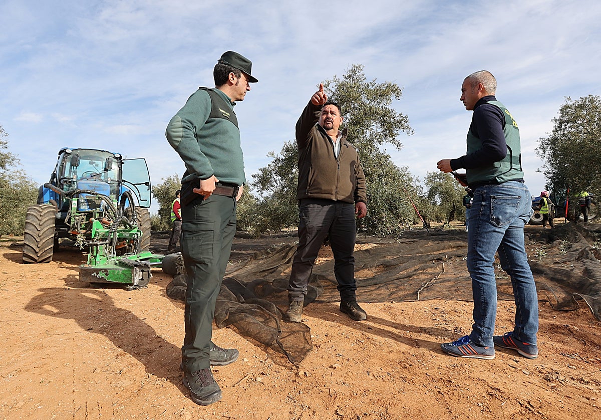 El agricultor Álvaro Cuenca habla con los agentes de la Guardia Civil en su finca