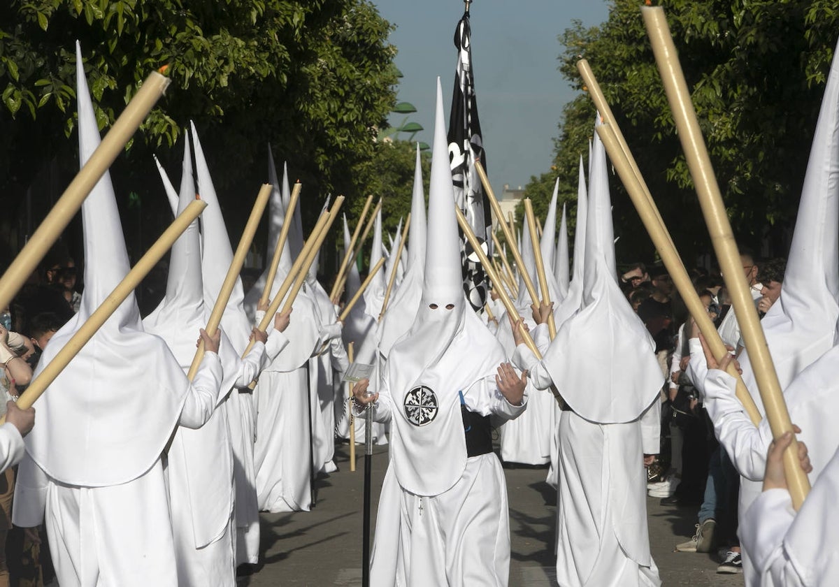 Nazarenos de la Presentación al Pueblo, en su barrio de Cañero el Sábado de Pasión