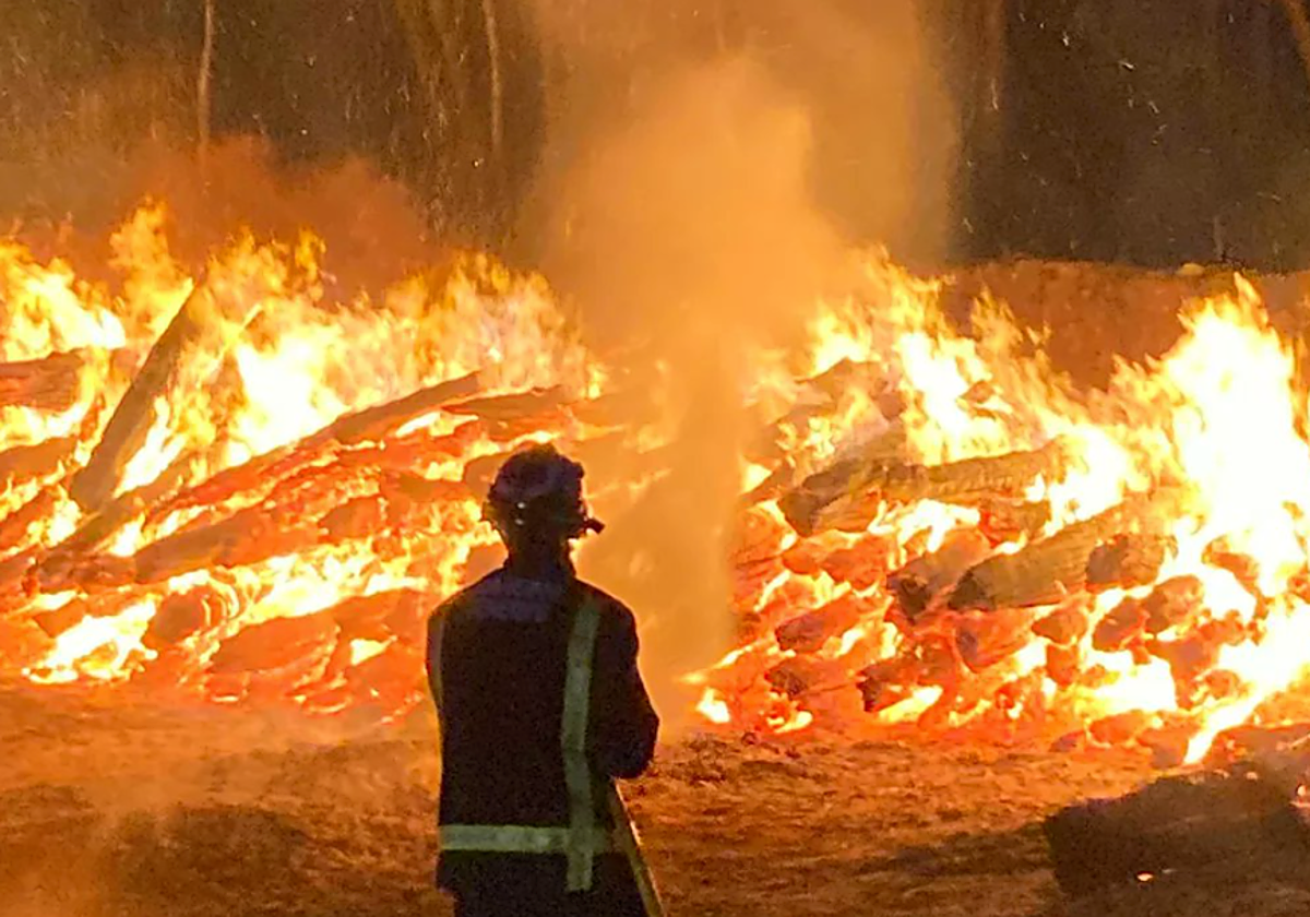 Trabajos contra el fuego de los efectivos en el incendio en Tenerife