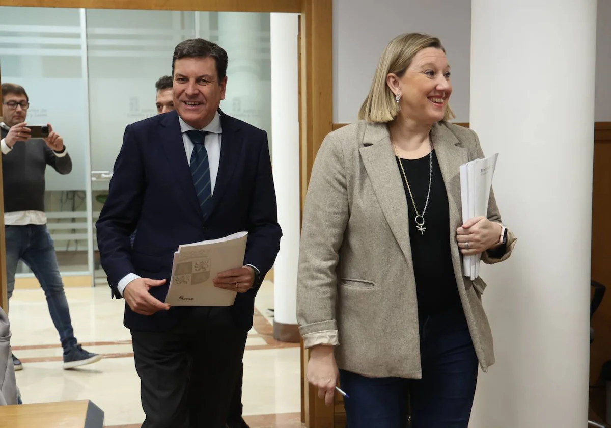 El portavoz Carlos Fernández Carriedo, junto a la consejera Isabel Blanco, que ha comparecido este jueves al término del Consejo de Gobierno de la Junta