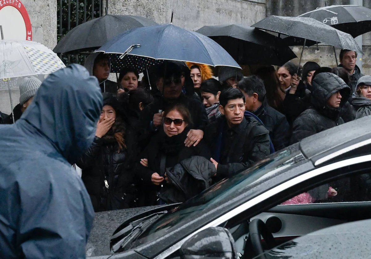 Familiares en la despedida del joven fallecido, este miércoles en el cementerio de Feáns