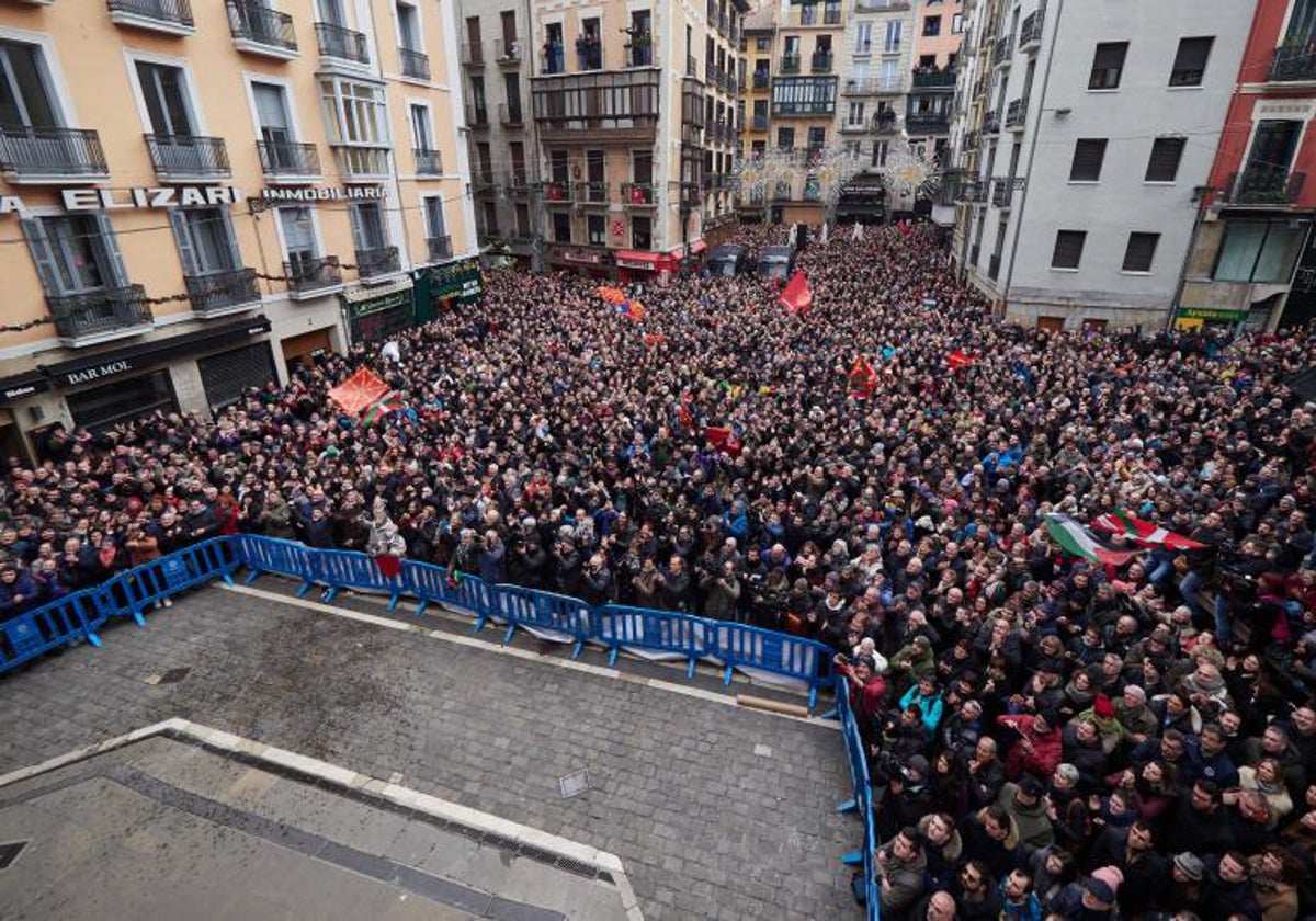 La plaza del Ayuntamiento de Pamplona repleta durante la moción de censura a Cristina Ibarrola