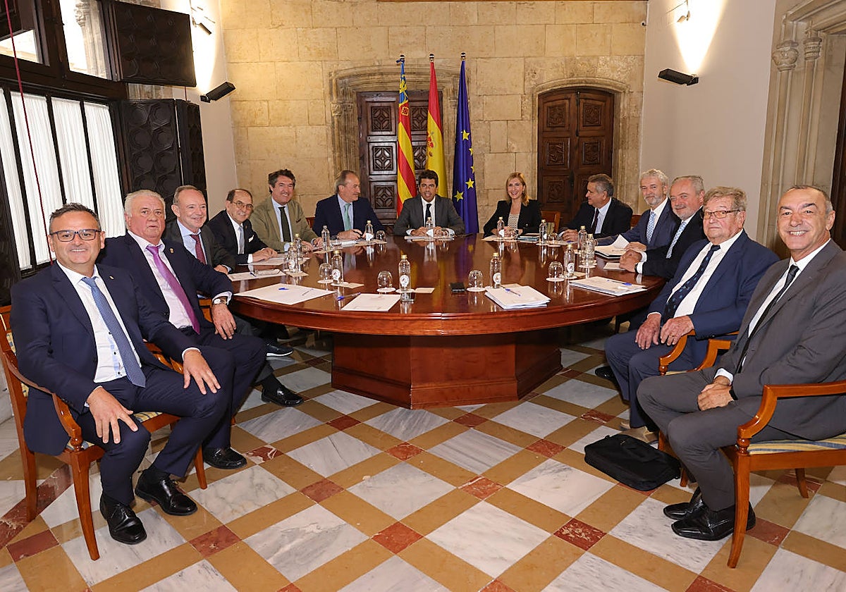 Imagen de la reunión de Mazón con la Federación de Comunidades de Regantes de la CV en noviembre