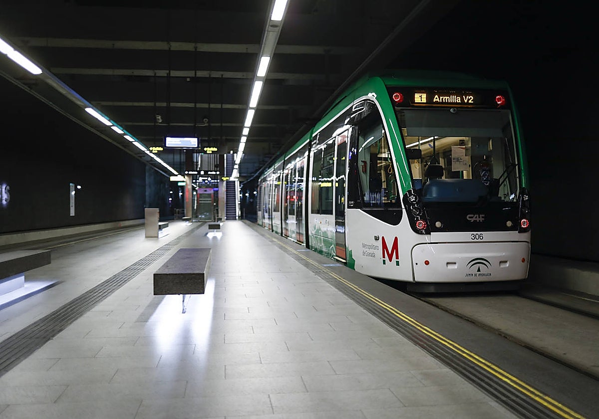 Un tren llega a una estación de metro de Granada