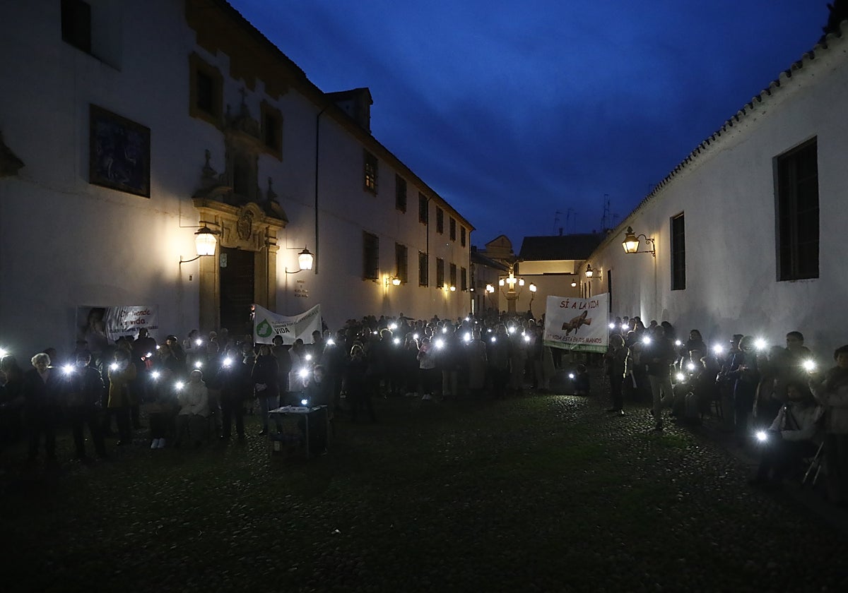 Concentración en defensa de la vida en la plaza del Cristo de los Faroles de Córdoba