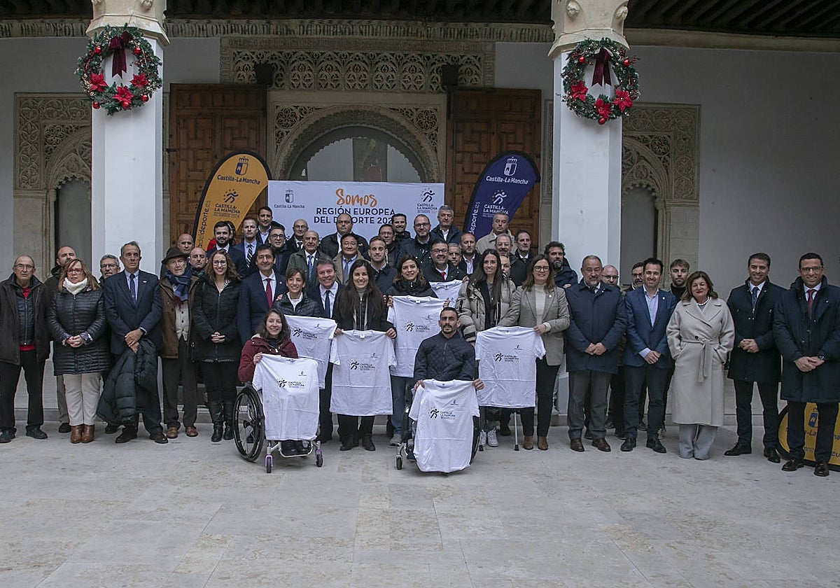 Deportistas y políticos posan en el patio del Palacio de Fuensalida, sede del Gobierno de Castilla-La Mancha