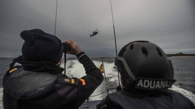 Dos agentes de Aduanas durante el patrullaje por la ría de Arosa en el que les acompañó ABC