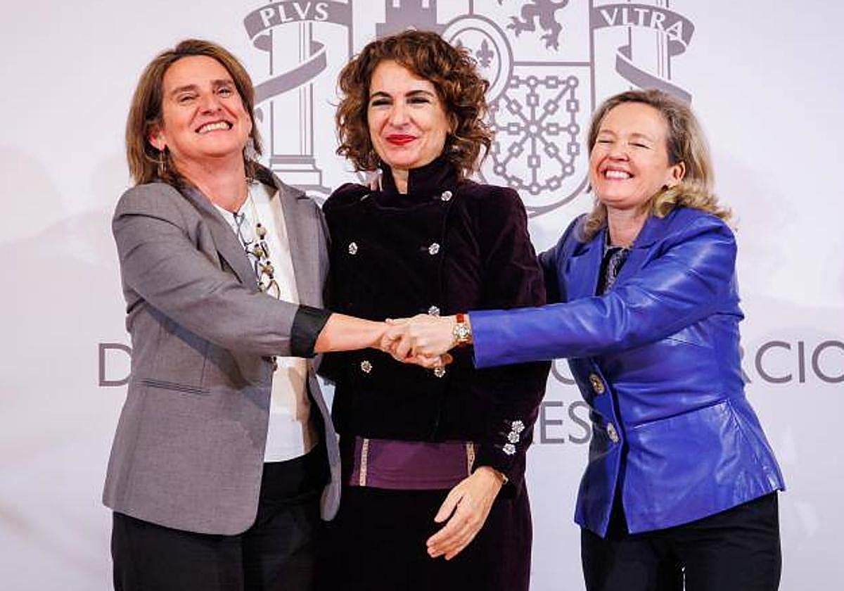 María Jesús Montero junto a Teresa Ribera y Nadia Calviño
