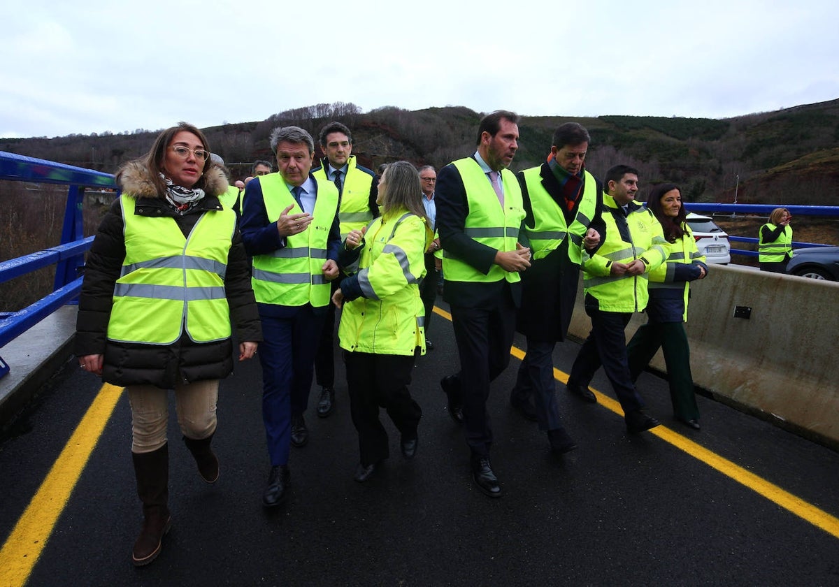 El ministro de Transportes y Movilidad Sostenible, Óscar Puente, visita las obras del Viaducto de O Castro en la autovía A-6, acompañado de la consejera de Movilidad y Transformación Digital, María González Corral