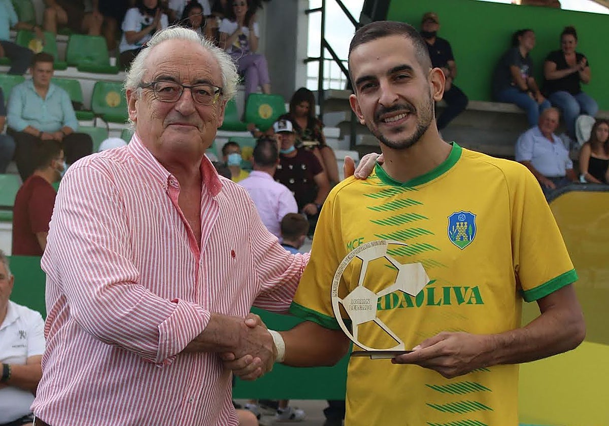 Miguel Navarro (derecha) junto a un jugador del Montilla CF