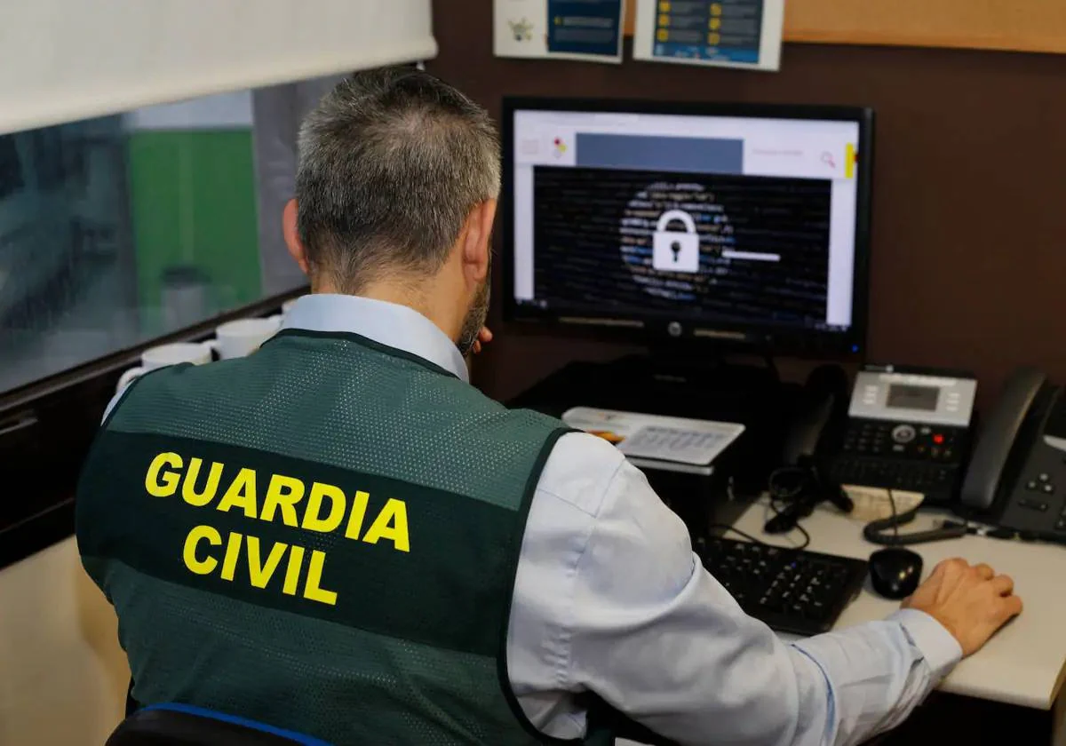 Imagen de archivo de un agente de la Guardia Civil especializado en delitos informáticos