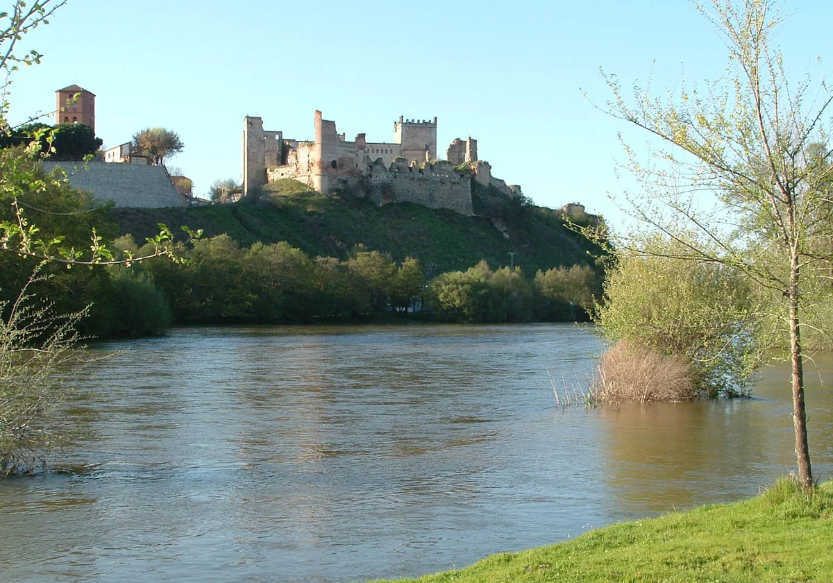 Río Alberche a su paso por Escalona con el castillo al fondo