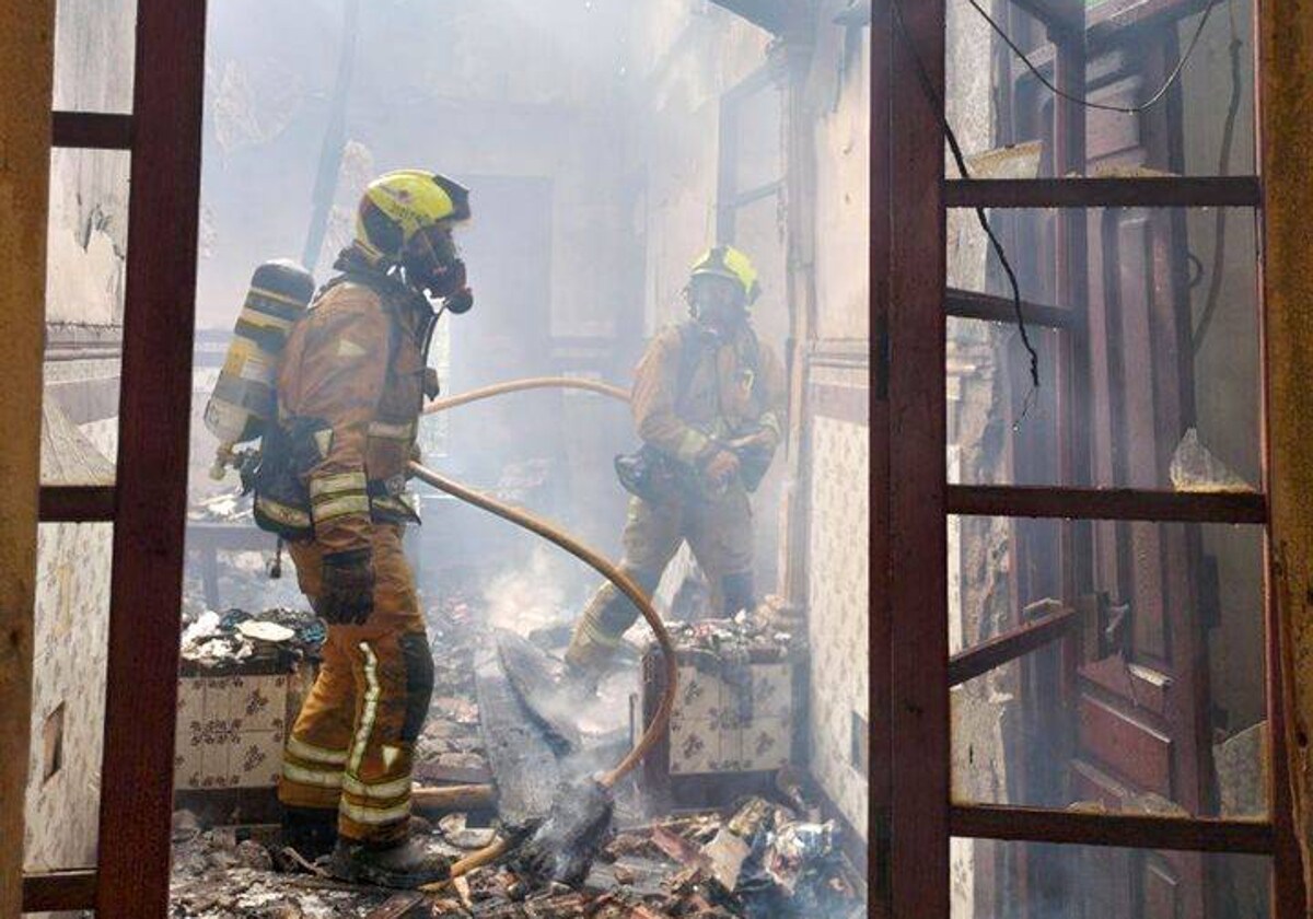 Imagen de archivo de los bomberos de Alicante en un incendio