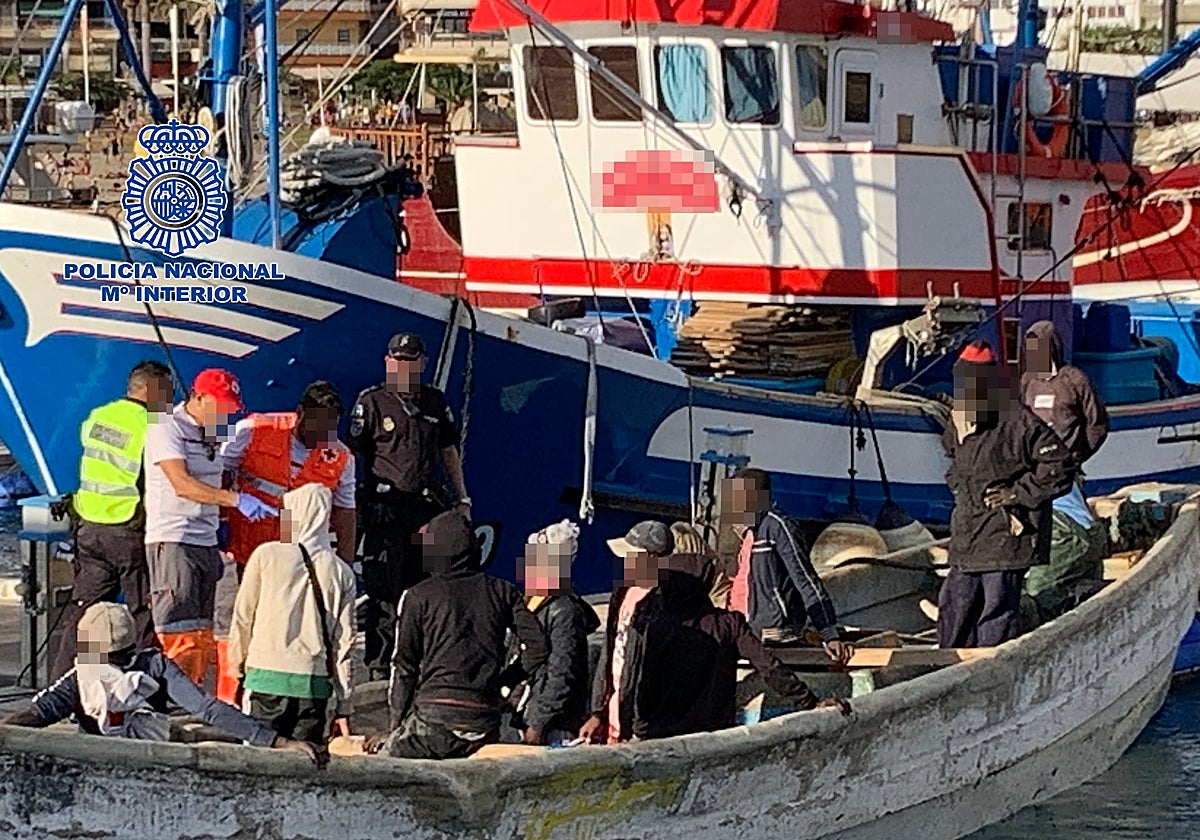 Inspección policial de un cayuco llegado a través de la Ruta Canaria