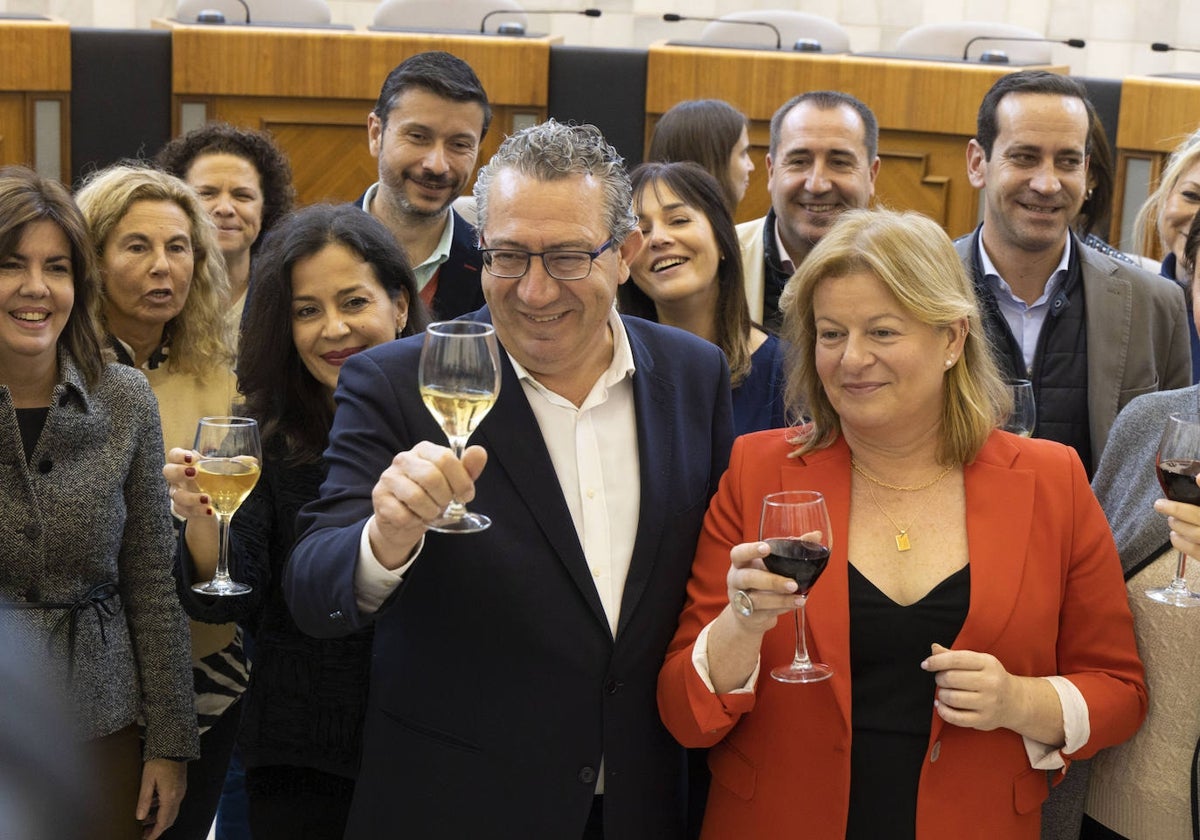 Imagen del presidente de la Diputación de Alicante, Toni Pérez, y la portavoz del PP, Ana Serna, en el tradicional brindis navideño con los medios