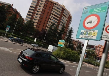 Los conductores sin etiqueta que se rebelan al veto de Madrid: «Es la multa de los pobres»