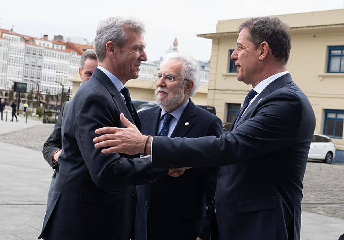 Rueda y Besteiro se saludan en La Coruña, el pasado mes de abril, ante Santalices y Miñones