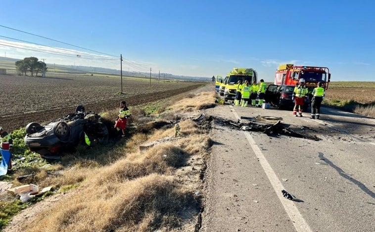 Imagen principal - Los dos vehículos colisionaron en la carretera que comunica Villaluenga y Cobeja