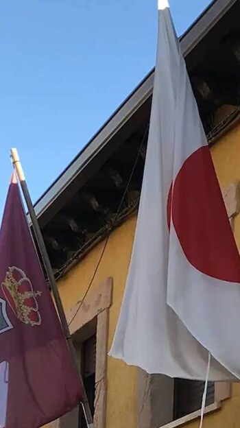 La bandera de Japón ondea junto a la de la provincia de Soria en el albergue municipal de Gormaz