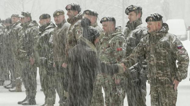 La ministra de Defensa, Margarita Robles, saluda a los militares desplegados en Letonia