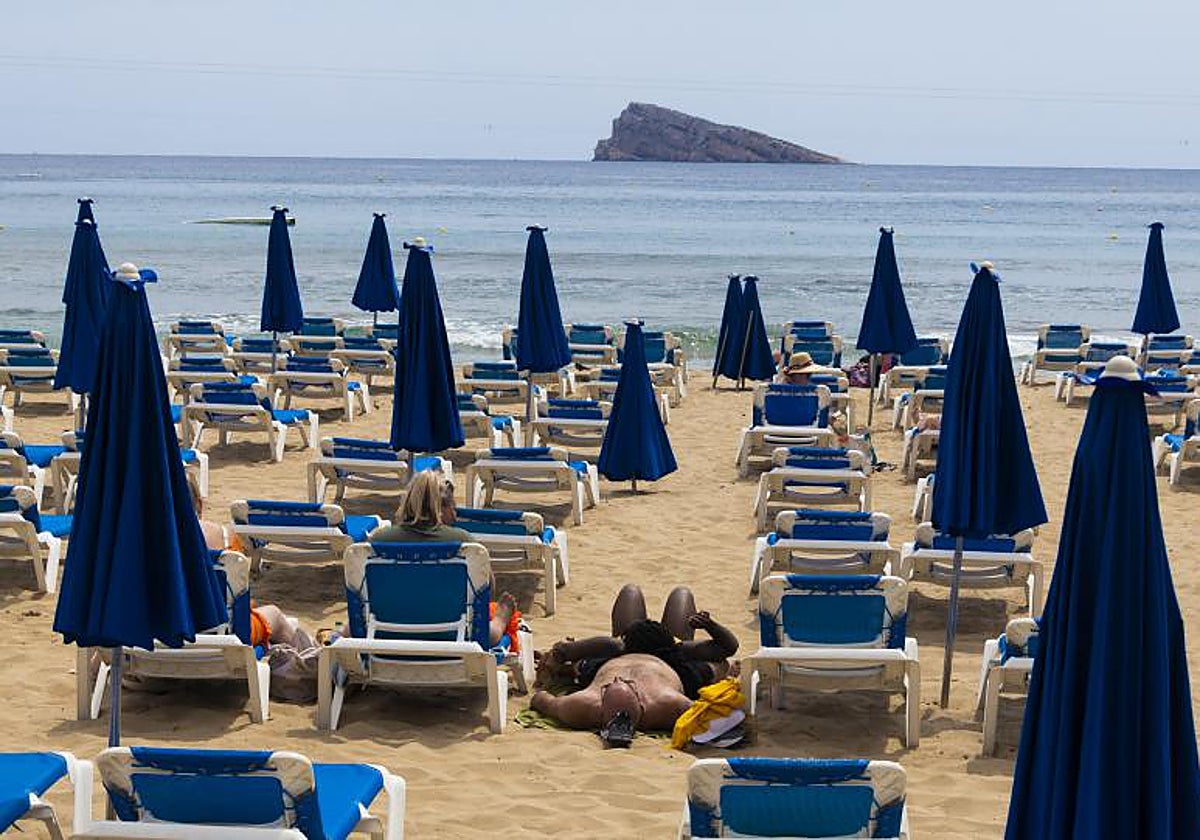 Turistas y tumbonas en la Playa de Levante de Benidorm, el destino más demandado en 2023.