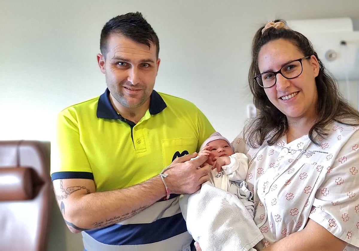 Imagen de Kyliam, el primer bebé del año, con sus padres