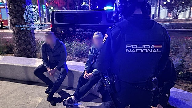 Agentes de la Policía Nacional durante la intervención en la pasada Nochevieja.