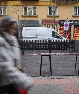 Imagen secundaria 2 - Tres terrazas en bandas de aparcamiento, dos de ellas en fase de desmontaje, como dicta la ordenanza, y una todavía instalada, vulnerando la normativa