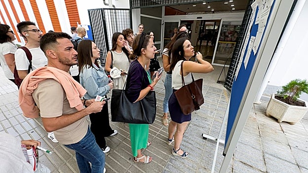 Opositores, en la entrada a la Facultad de Económicas y Empresariales de Sevilla, antes de realizar un examen
