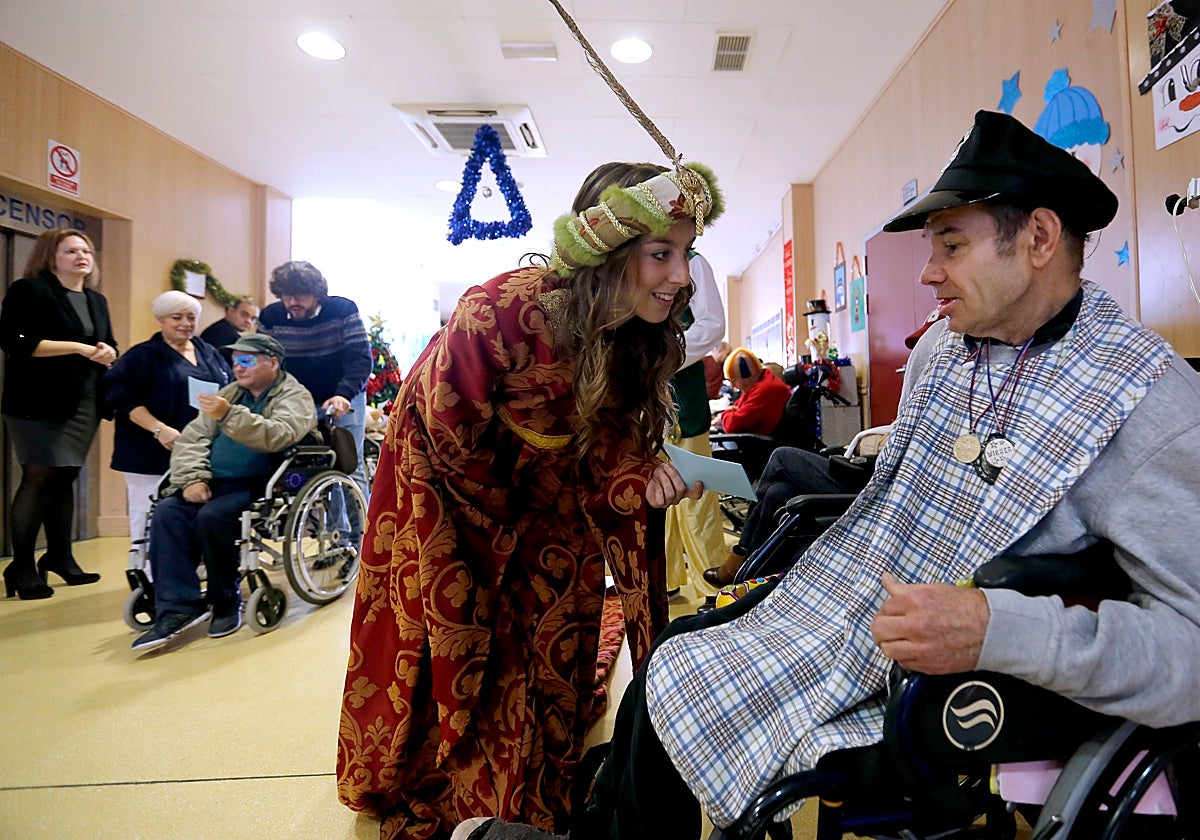 La cartera real de 2017 saluda a una persona de un centro social