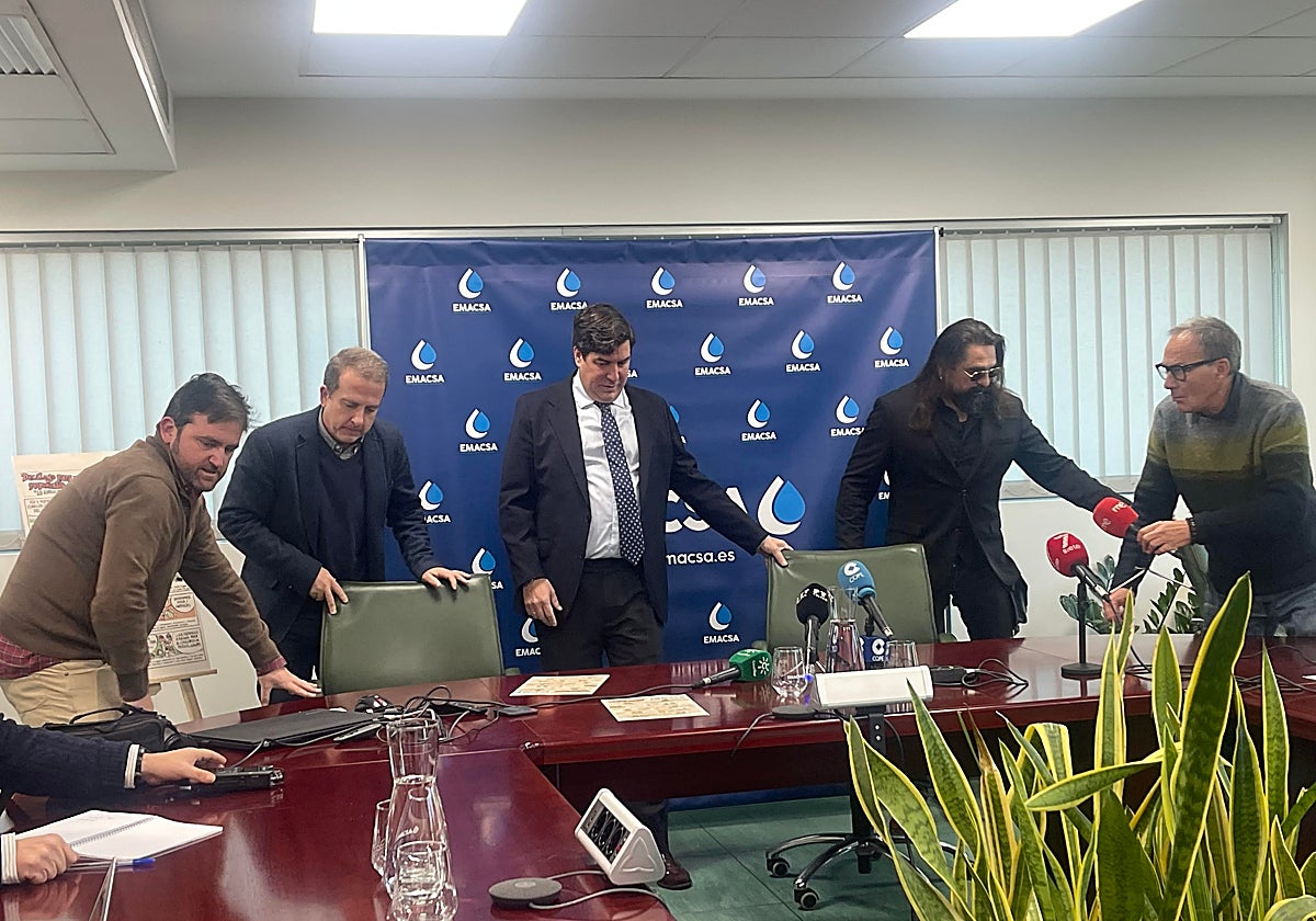 En el centro, el presidente de Emacsa, Jesús Coca, durante la presentación del decálogo de consumo responsable