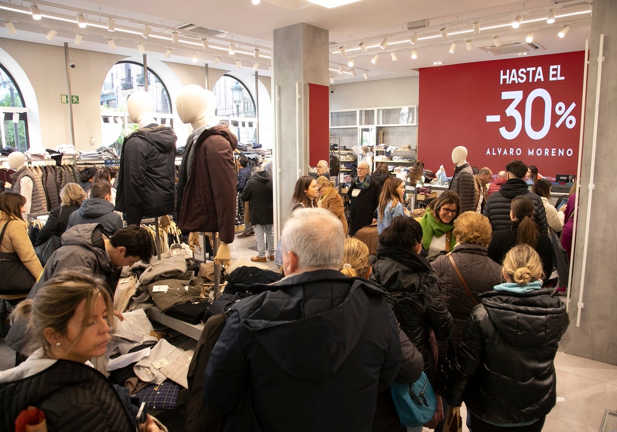 Clientes en una tienda de moda masculina del Centro de la ciudad