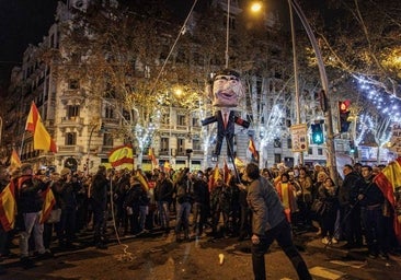 El muñeco de Pedro Sánchez que apalearon en Ferraz enciende al PSOE, que exige a Ayuso y Feijóo que lo condenen