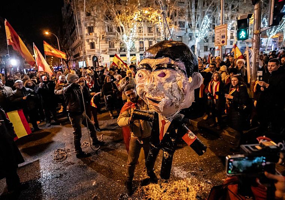 Monigote de Pedro Sánchez apaleado en Nochevieja en Ferraz