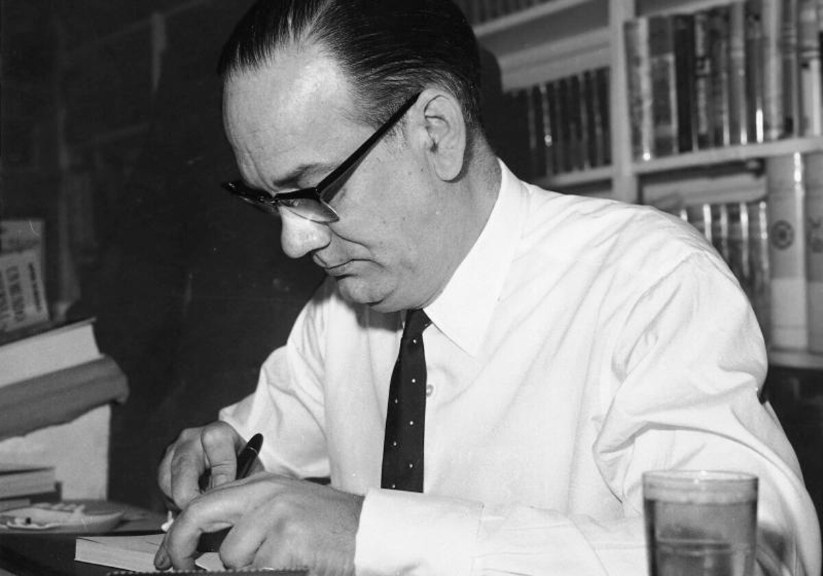 Madrid. Junio de 1963. Camilo José Cela, firma en la Feria del Libro