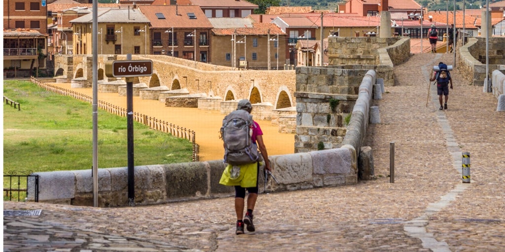 Correos elige una imagen de Hospital de Órbigo (León) para promocionar el Camino de Santiago en todo el mundo