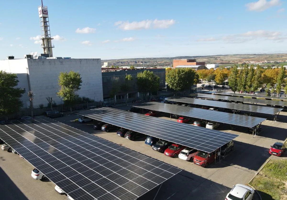 Imagen aérea del parque fotovoltaico en el aparcamiento