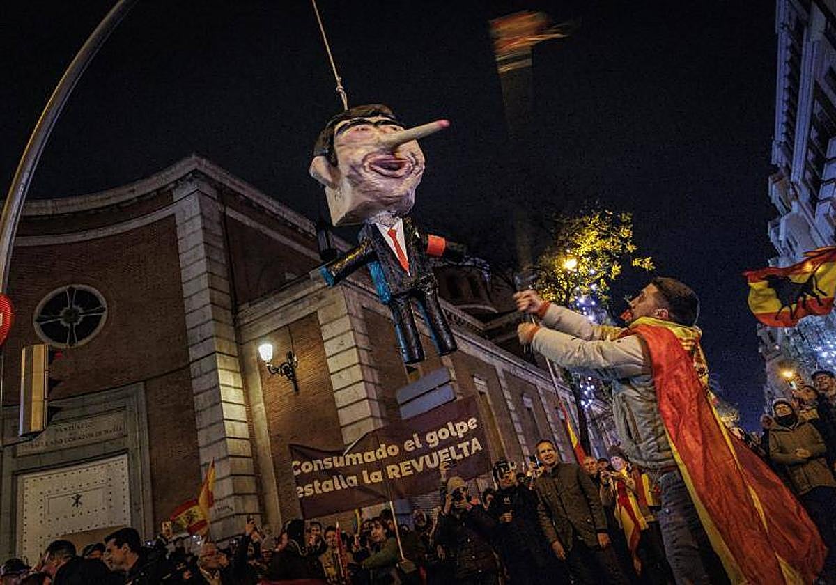 La piñata que imitaba a Pedro Sánchez en la protesta de Ferraz