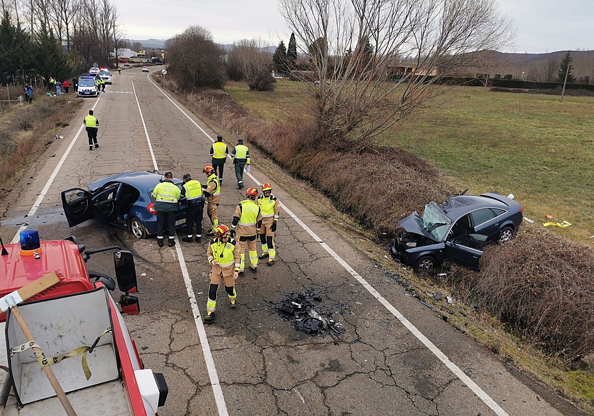 Estado de los vehículos implicados tras la colisión frontal