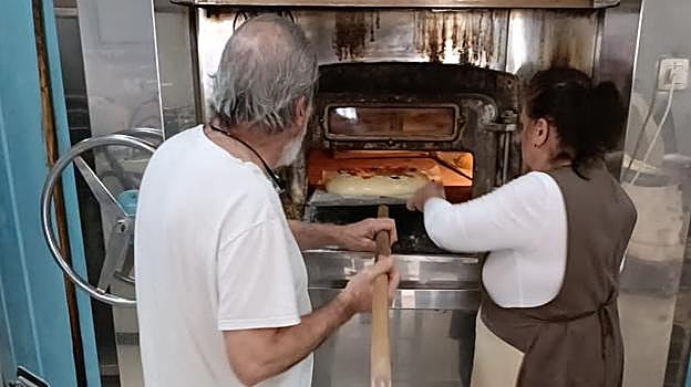 Preparación este jueves de los roscones en el Obrador Artesanal José y Julia de Cabra