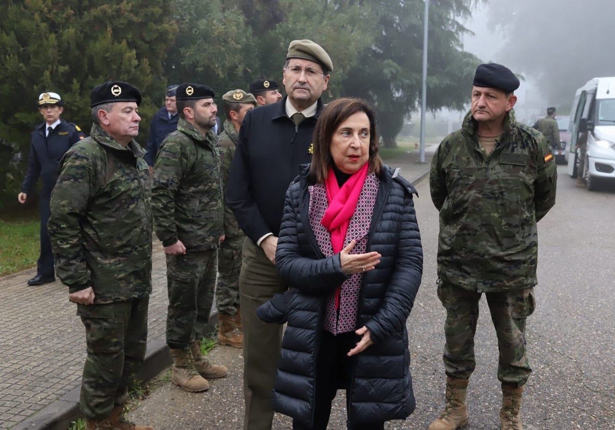 La ministra Robles a su llegada a Cerro Muriano junto al jefe del Estado Mayor de Tierra y el general de la Bri X