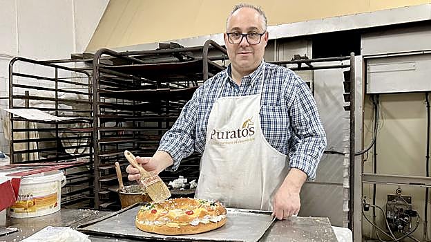 Preparación de un roscón de Reyes en la Confitería Virgen de Araceli
