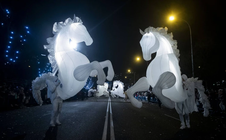 Imagen principal - Elementos y artistas que participaron en la cabalgata