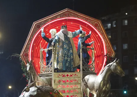 Imagen secundaria 1 - Los tres Reyes Magos en sus carrozas